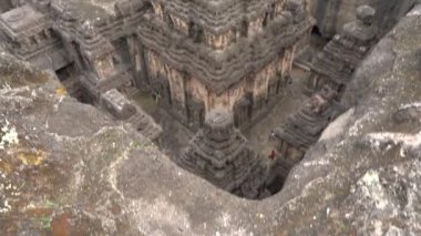 Kailasa Tapınağı, Ellora mağaraları, dünyadaki en büyük kaya kesimi mağara kompleksi ve UNESCO dünya mirası alanlarından biridir..