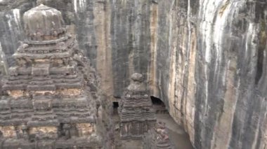 Kailasa Tapınağı, Ellora mağaraları, dünyadaki en büyük kaya kesimi mağara kompleksi ve UNESCO dünya mirası alanlarından biridir..