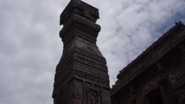 Kailasa Tapınağı, Ellora mağaraları, dünyadaki en büyük kaya kesimi mağara kompleksi ve UNESCO dünya mirası alanlarından biridir..