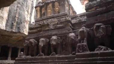 Kailasa Tapınağı, Ellora mağaraları, dünyadaki en büyük kaya kesimi mağara kompleksi ve UNESCO dünya mirası alanlarından biridir..