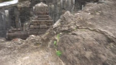 Kailasa Tapınağı, Ellora mağaraları, dünyadaki en büyük kaya kesimi mağara kompleksi ve UNESCO dünya mirası alanlarından biridir..