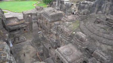  Kailasa Tapınağı, Ellora mağaraları, dünyadaki en büyük kaya kesimi mağara kompleksi ve UNESCO dünya mirası alanlarından biridir..