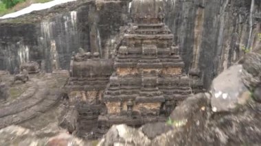  Kailasa Tapınağı, Ellora mağaraları, dünyadaki en büyük kaya kesimi mağara kompleksi ve UNESCO dünya mirası alanlarından biridir..