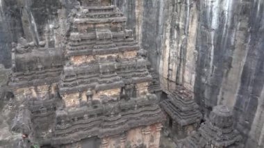  Kailasa Tapınağı, Ellora mağaraları, dünyadaki en büyük kaya kesimi mağara kompleksi ve UNESCO dünya mirası alanlarından biridir..