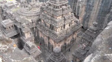  Kailasa Tapınağı, Ellora mağaraları, dünyadaki en büyük kaya kesimi mağara kompleksi ve UNESCO dünya mirası alanlarından biridir..