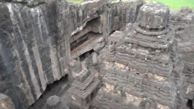  Kailasa Tapınağı, Ellora mağaraları, dünyadaki en büyük kaya kesimi mağara kompleksi ve UNESCO dünya mirası alanlarından biridir..