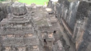  Kailasa Tapınağı, Ellora mağaraları, dünyadaki en büyük kaya kesimi mağara kompleksi ve UNESCO dünya mirası alanlarından biridir..
