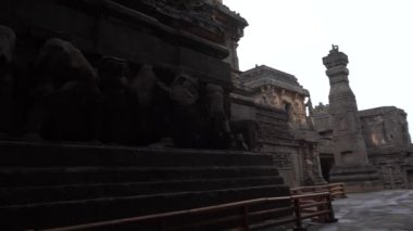  Kailasa Tapınağı, Ellora mağaraları, dünyadaki en büyük kaya kesimi mağara kompleksi ve UNESCO dünya mirası alanlarından biridir..