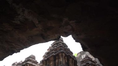  Kailasa Tapınağı, Ellora mağaraları, dünyadaki en büyük kaya kesimi mağara kompleksi ve UNESCO dünya mirası alanlarından biridir..