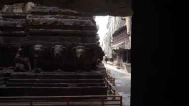  Kailasa Tapınağı, Ellora mağaraları, dünyadaki en büyük kaya kesimi mağara kompleksi ve UNESCO dünya mirası alanlarından biridir..