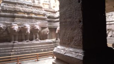  Kailasa Tapınağı, Ellora mağaraları, dünyadaki en büyük kaya kesimi mağara kompleksi ve UNESCO dünya mirası alanlarından biridir..