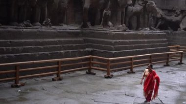  Kailasa Tapınağı, Ellora mağaraları, dünyadaki en büyük kaya kesimi mağara kompleksi ve UNESCO dünya mirası alanlarından biridir..