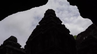  Kailasa Tapınağı, Ellora mağaraları, dünyadaki en büyük kaya kesimi mağara kompleksi ve UNESCO dünya mirası alanlarından biridir..