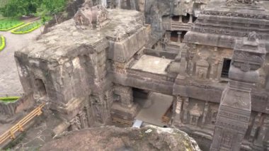  Kailasa Tapınağı, Ellora mağaraları, dünyadaki en büyük kaya kesimi mağara kompleksi ve UNESCO dünya mirası alanlarından biridir..