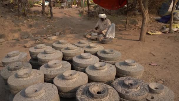 나그푸르 마하라스트라 2024 오두막 돌에서 분쇄기를 만드는 — 비디오