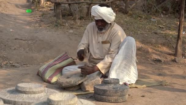 Nagpur Maharashtra Indien Februar 2024 Indischer Steinmetz Macht Vor Seiner — Stockvideo