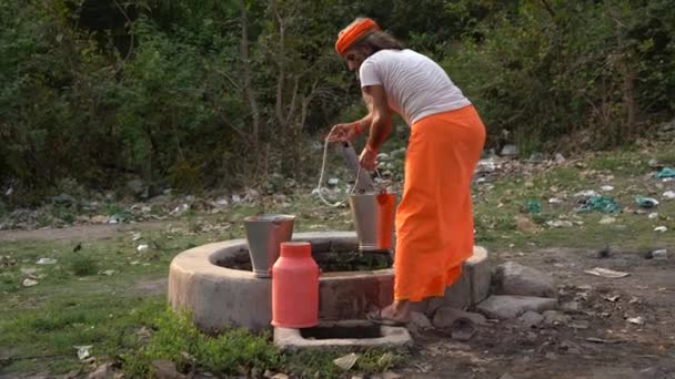 Nagpur Maharashtra India Ruari 2024 Indiska Sadhu Transporterar Vatten Från — Stockvideo