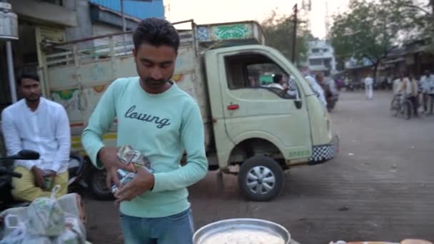 ナグプール マハラシュトラ インド February 2024 市内のストリートマーケットで野菜を販売するベンダー — ストック動画