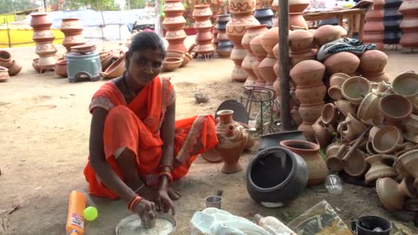 Nagpur Maharashtra India 2024年2月16日 卖主在每年的乡村集市上向农村居民出售传统的各种陶罐 — 图库视频影像