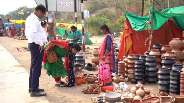 Nagpur Maharashtra India February 2024 Vendor Selling Traditional Various Earthen — Stock Video
