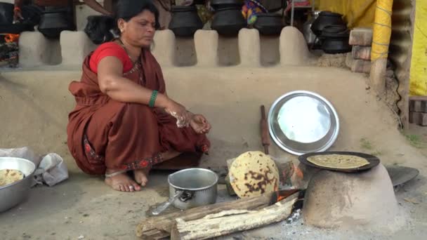 2024年2月16日 马哈拉施特拉邦 Amravati 印度农村地区 印度妇女在古老厨房用木柴制作和烹调新鲜食品 — 图库视频影像