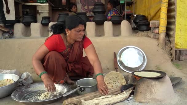 Амандаті Індая February 2024 Індійська Жінка Готує Свіжу Їжу Селі — стокове відео
