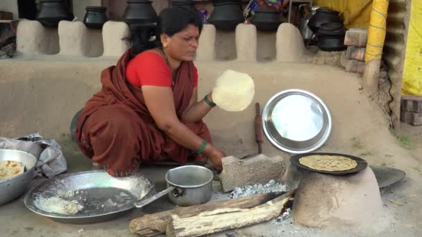 Amravati Maharashtra Índia Fevereiro 2024 Mulher Indiana Fazendo Cozinhando Alimentos — Vídeo de Stock