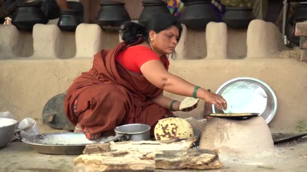 Amravati Maharashtra India Februari 2024 Indiase Vrouw Maken Koken Van — Stockvideo