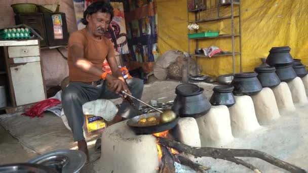 2024年2月16日 印度马哈拉施特拉邦Amravati 印度农村地区的一名男子在古董店的厨房里用木柴制作和烹调新鲜食物 — 图库视频影像