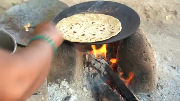 Cocina Rural Vintage Utilizando Leña Tierra Chulhas Para Cocinar Alimentos — Vídeo de stock