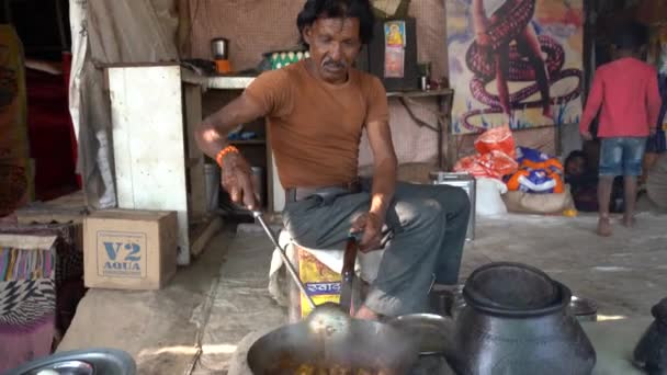 아마라티 마하라스트라 2024 남자는 Chulhas 인도의 지역에서 생활에서 불꽃을 빈티지 — 비디오