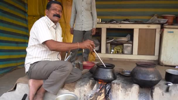 Amravati Maharashtra India Februari 2024 Indiase Man Maken Koken Van — Stockvideo