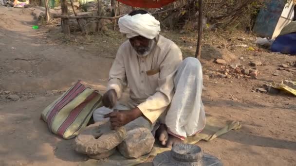 2024年2月16日 印度马哈拉施特拉邦纳古鲁 印度石匠 用石头在他的茅屋前面磨成石子 — 图库视频影像