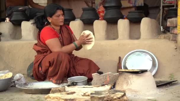 Amravati Maharashtra Ινδία Φεβρουαριου 2024 Ινδή Γυναίκα Που Φτιάχνει Και — Αρχείο Βίντεο