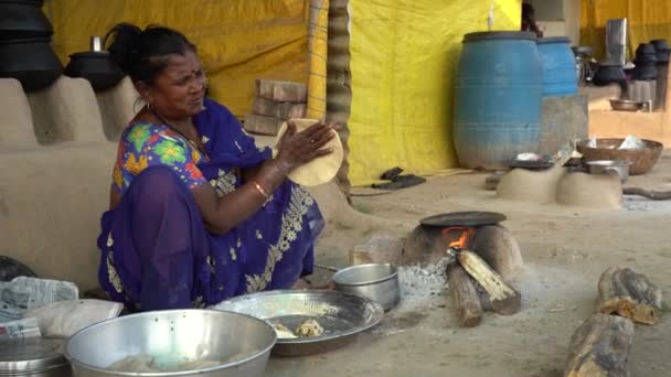 Amravati Maharashtra Ινδία Φεβρουαριου 2024 Ινδή Γυναίκα Που Φτιάχνει Και — Αρχείο Βίντεο