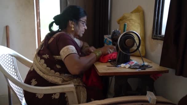 Kırsal Kesimdeki Kadınlar Dikiş Makinesine Kıyafet Dikiyorlar Kavramı Dikiş Terzilik — Stok video