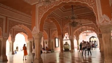 JAIPUR, INDIA 13 AĞUSTOS 2019: Jaipur 'daki Şehir Sarayı' nı ziyaret eden turistler Jaipur, Rajasthan, Hindistan 'da ünlü bir turizm merkezidir.,