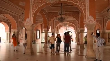 JAIPUR, INDIA 13 AĞUSTOS 2019: Jaipur 'daki Şehir Sarayı' nı ziyaret eden turistler Jaipur, Rajasthan, Hindistan 'da ünlü bir turizm merkezidir.,