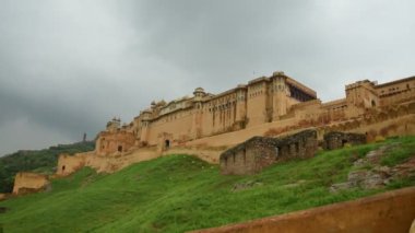 Amer Sarayı veya yağmurlu günlerde Amer Kalesi, Jaipur, Rajasthan, Hindistan 'da ünlü bir turizm beldesi, Amer Kalesi UNESCO' nun Dünya Mirası sitesidir..
