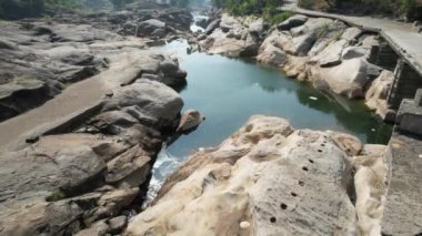 Orman kayalığı nehrinin insansız hava görüntüsü, Maharashtra, Hindistan.