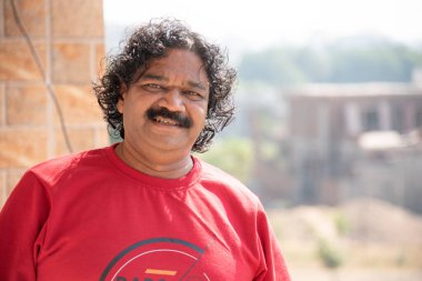 Mutlu Hintli adamın portresi