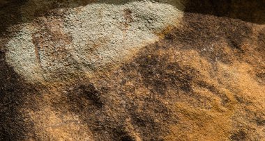 Nehirdeki soyut kaya dokusu