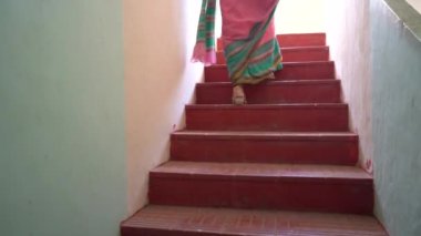 Evin merdivenlerindeki kadın..
