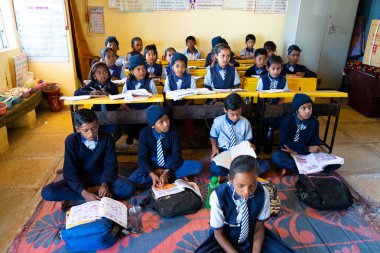 NAGPUR, MAHARASHTRA, INDIA, 30 Aralık 2022: Hindistan 'da kırsal ya da küçük bir köy okulundaki tipik bir sahne