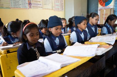 NAGPUR, MAHARASHTRA, INDIA, 30 Aralık 2022: Hindistan 'da kırsal ya da küçük bir köy okulundaki tipik bir sahne