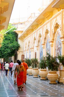 VRINDAVAN, INDIA 01 Eylül 2022: Vrindavan, Vrindavan 'daki Krishna Balarama tapınağında Kirtan ilahileri çalan dindar kutsal bir yer olarak kabul edilir..