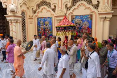 VRINDAVAN, INDIA 01 Eylül 2022: Vrindavan, Vrindavan 'daki Krishna Balarama tapınağında Kirtan ilahileri çalan dindar kutsal bir yer olarak kabul edilir..