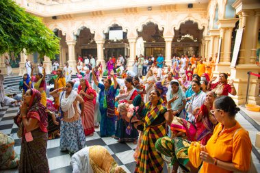 VRINDAVAN, INDIA 01 Eylül 2022: Vrindavan, Vrindavan 'daki Krishna Balarama tapınağında Kirtan ilahileri çalan dindar kutsal bir yer olarak kabul edilir..