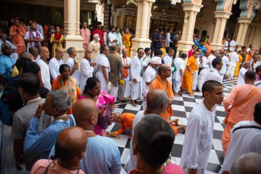 VRINDAVAN, INDIA 01 Eylül 2022: Vrindavan, Vrindavan 'daki Krishna Balarama tapınağında Kirtan ilahileri çalan dindar kutsal bir yer olarak kabul edilir..