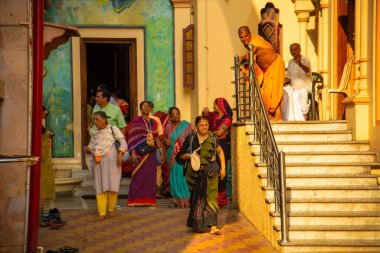 VRINDAVAN, INDIA 01 Eylül 2022: Vrindavan, Vrindavan 'daki Krishna Balarama tapınağında Kirtan ilahileri çalan dindar kutsal bir yer olarak kabul edilir..